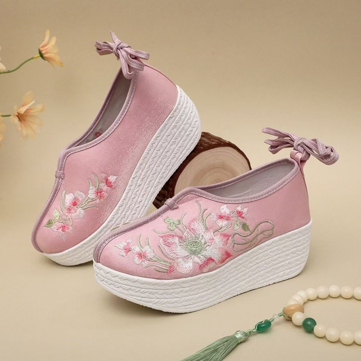 Embroidery Shoes - Женские туфли на танкетке в этническом